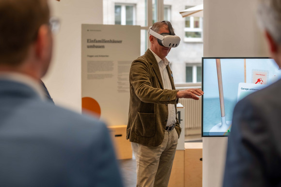 Ministerialdirektor Daniel Hager-Mann mit der neuen VR-Anwendung der Ausstellung „Mehr Leben im Eigenheim“