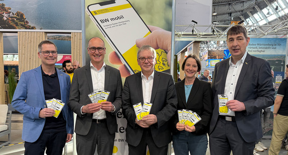 Von links: Michael Schopp (LGL), Amtschef des MLW Dr. Christian Schneider, LGL-Präsident Dieter Ziesel, Martina Ott (LGL) und Stephan Bludovsky (LGL) stellen die App "BW mobil" auf der CMT vor.
