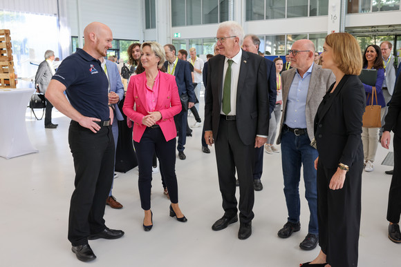 Innovationsoffensive Auftakt der Luft- und Raumfahrtstrategie des Landes von links nach rechts: ESA-Astronaut Dr. Alexander Gerst, Wirtschaftsministerin Dr. Nicole Hoffmeister-Kraut, Ministerpräsident Winfried Kretschmann, Verkehrsminister Winfried Hermann und Wissenschaftsministerin Petra Olschowski.