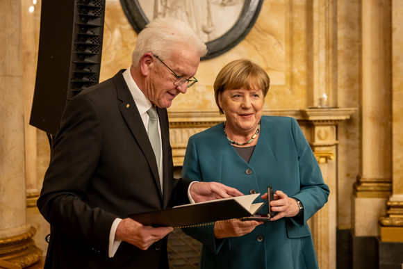 Ministerpräsident Winfried Kretschmann (links) und Bundeskanzlerin a. D. Dr. Angela Merkel (rechts)