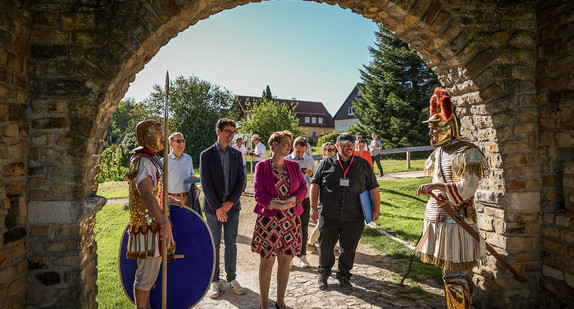 Staatssekretärin Andrea Lindlohr MdL besucht das römische Ostkastell in Welzheim.