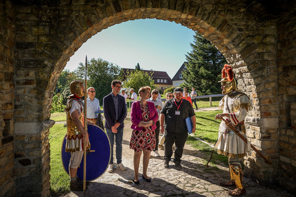 Staatssekretärin Andrea Lindlohr MdL besucht das römische Ostkastell in Welzheim.