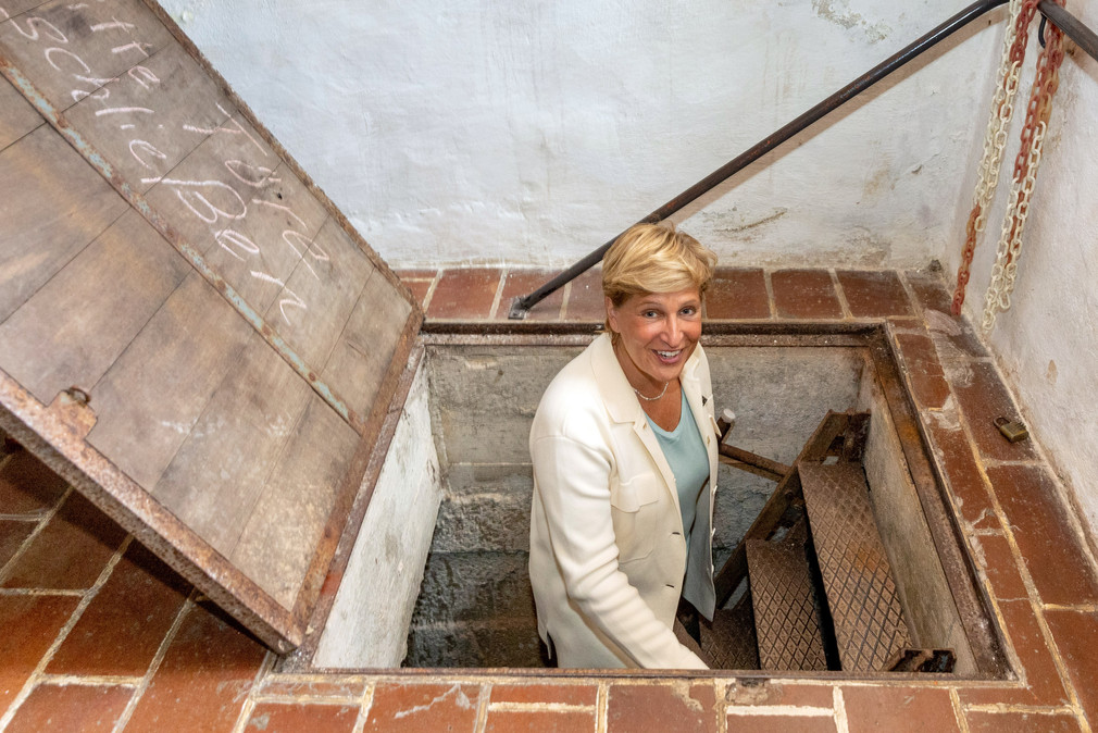 Ministerin Nicole Razavi MdL besucht die archäologischen Grabungen in Unterregenbach