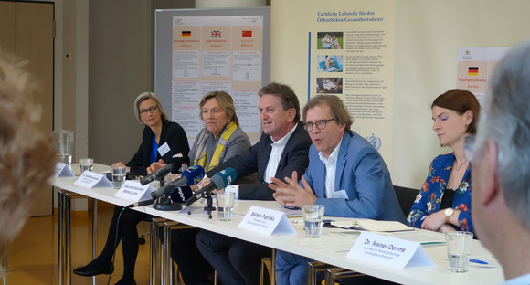 Infektionsschutz Coronavirus: Pressekonferenz und Laborrundgang im Landesgesundheitsamt Pressekonferenz mit Prof. Dr. Silke Fischer (Leiterin Referat Hygiene und Infektionsschutz im Landesgesundheitsamt), Dr. Isolde Piechotowski (Infektionsschutzreferentin im Ministerium für Soziales und Integration), Minister Manne Lucha, Stefan Brockmann (Leiter Kompetenzzentrum Gesundheitsschutz im Landesgesundheitsamt) und Stefanie Paprotka (Pressesprecherin Regierungspräsidium Stuttgart)