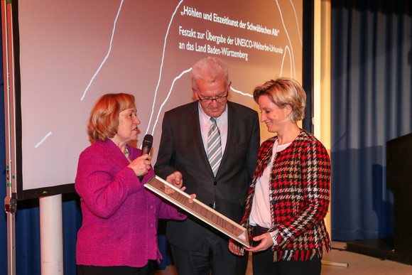 Weltkulturerbe UNESCO-Welterbe-Urkunde übergeben Die Staatsministerin im Auswärtigen Amt, Maria Böhmer (l.), überreicht die UNESCO-Weltkulturerbe-Urkunde „Höhlen und Eiszeitkunst der Schwäbischen Alb“ an Ministerpräsident Winfried Kretschmann (M.) und Wirtschaftsministerin Nicole Hoffmeister-Kraut (r.). (Foto: © Fotografie Felix Oechsler)