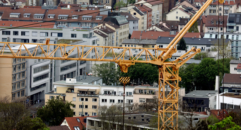 Baukran für eine Baustelle in der Innenstadt von Stuttgart für Wohnbebauung
