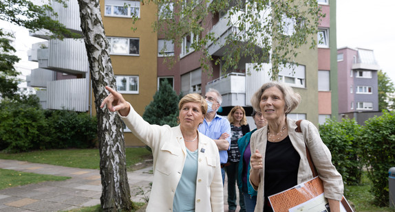 Ministerin Nicole Razavi MdL (links) besucht die Wohnhochhausgruppe „Romeo und Julia“ in Stuttgart-Zuffenhausen