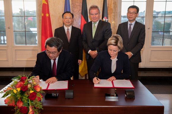 Partnerschaft Land stärkt Zusammenarbeit mit chinesischer Provinz Jiangsu Unterzeichnung des Partnerschaftsabkommens zwischen dem baden-württembergischen Wirtschaftsministerium und der Jiangsu Entwicklungs- und Reformkommission. (Foto: Staatsministerium Baden-Württemberg)