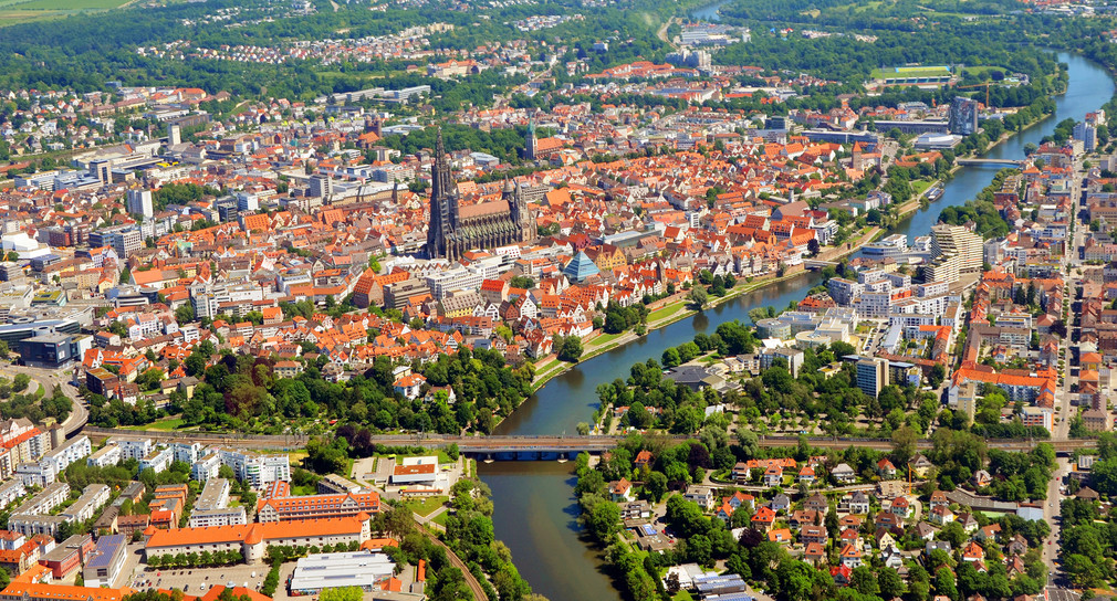 Nähere Luftbildaufnahme auf das Ulmer Münster und Umgebung