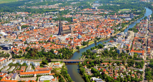 Nähere Luftbildaufnahme auf das Ulmer Münster und Umgebung