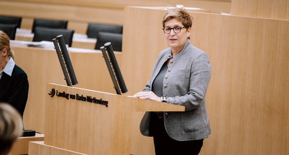 Ministerin Nicole Razavi MdL bei ihrer Haushaltsrede im Landtag