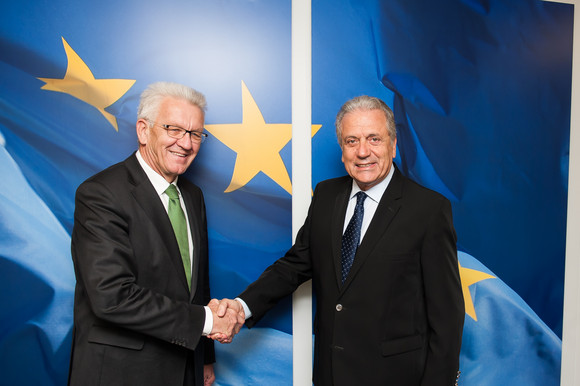 Europa Kretschmann zu Antrittsbesuch in Brüssel Ministerpräsident Winfried Kretschmann (l.) und der EU-Kommissar für Migration und Innenpolitik, Dimitris Avramopolous (r.) (Foto: Vertretung des Landes Baden-Württemberg bei der Europäischen Union/FKPH)