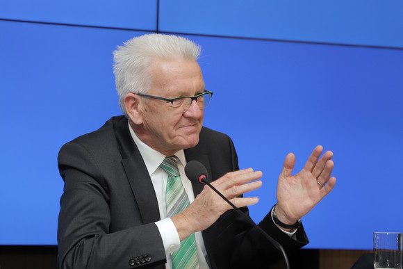 Pressekonferenz Zusammenhalt in Baden-Württemberg stark und stabil Ministerpräsident Winfried Kretschmann bei der Regierungspressekonferenz (Bild: Staatsministerium Baden-Württemberg)
