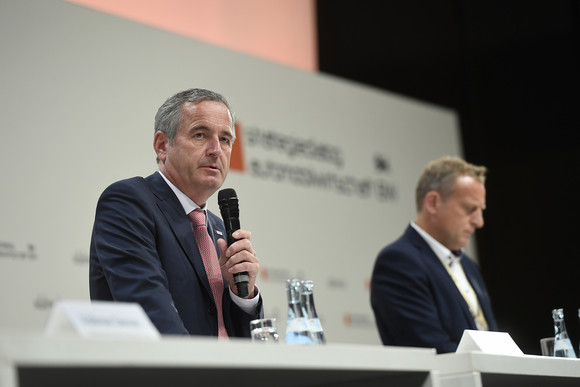 Mobilität Zwischenbilanz des Strategiedialogs Automobilwirtschaft Frank Mastiaux, Vorstandsvorsitzender der EnBW (l.), Roman Zitzelsberger, Bezirksleiter der IG Metall Baden-Württemberg (r.) (Bild: e-mobil BW / Studio KD Busch)