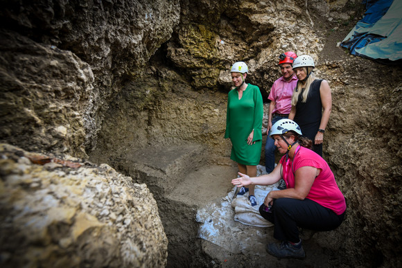 Staatssekretärin Andrea Lindlohr MdL besucht die Drexlerhöhle in Engen