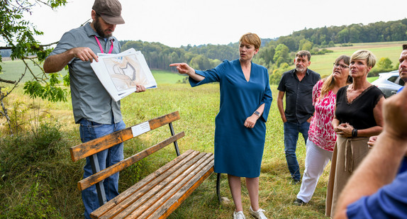 Staatssekretärin Andrea Lindlohr MdL besucht Hallstattzeitliche Befestigungsanlage von Althayingen