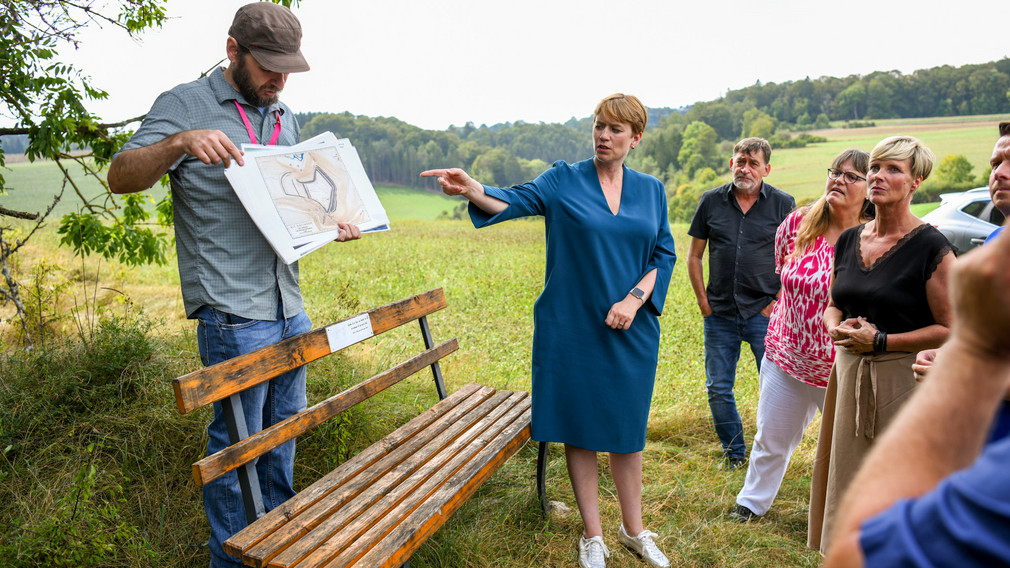 Staatssekretärin Andrea Lindlohr MdL besucht Hallstattzeitliche Befestigungsanlage von Althayingen