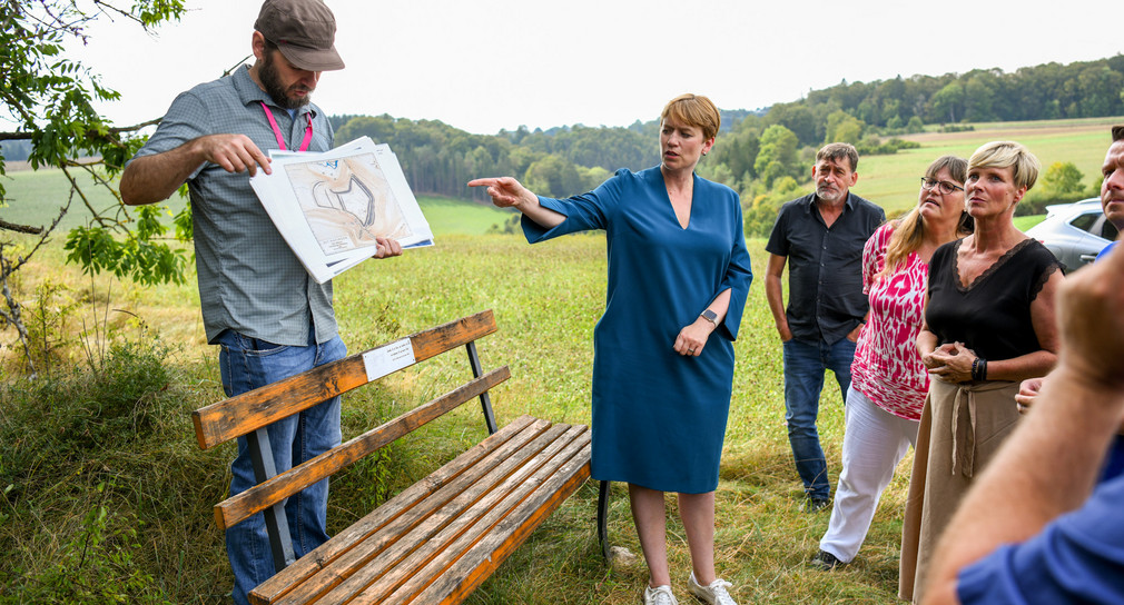 Staatssekretärin Andrea Lindlohr MdL besucht Hallstattzeitliche Befestigungsanlage von Althayingen