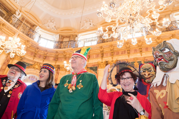 Fastnacht Närrischer Staatsempfang der Landesregierung Ministerpräsident Winfried Kretschmann (3.v.l.) und Ehefrau Gerlinde Kretschmann (3.v.r.) mit Narren