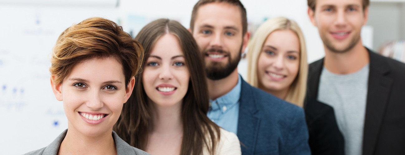 Junge Arbeitnehmerinnen und Arbeitnehmer im Büro