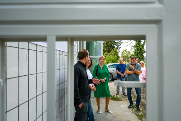 Staatssekretärin Andrea Lindlohr MdL besucht die zum Wohnhaus umgenutzte Tankstelle in Kirchzarten