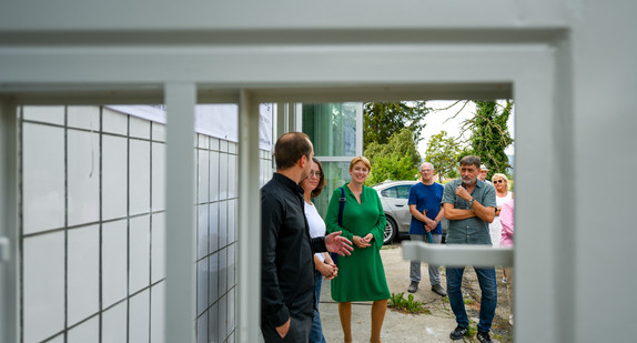 Staatssekretärin Andrea Lindlohr MdL besucht die zum Wohnhaus umgenutzte Tankstelle in Kirchzarten