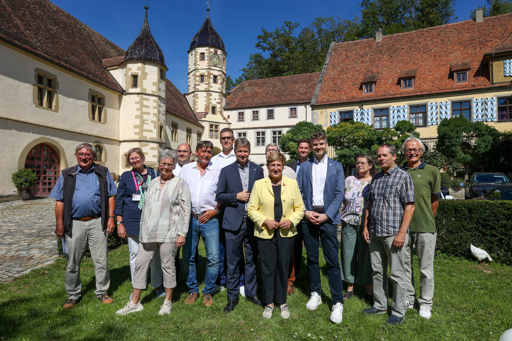 Ministerin Nicole Razavi (Mitte) besichtigt Kleindenkmalprojekt am Schloss Haigerloch