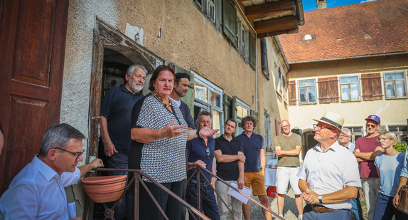 Ministerin Theresa Schopper besucht im Rahmen der Denkmalreise 2026 das historische Färber- und Fassmalerhaus Walser in Kißlegg von 1715.