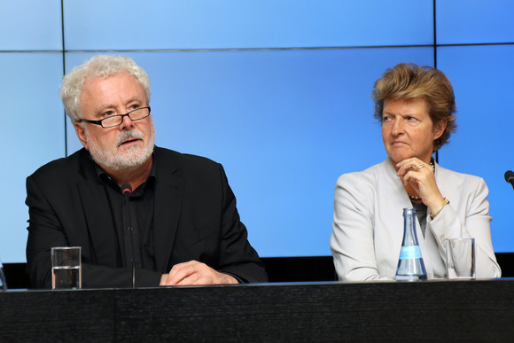 Pressekonferenz Normenkontrollrat zum Bürokratieabbau Staatsminister Klaus-Peter Murawski (l.) und Gisela Meister-Scheufelen (r.) bei der Regierungspressekonferenz