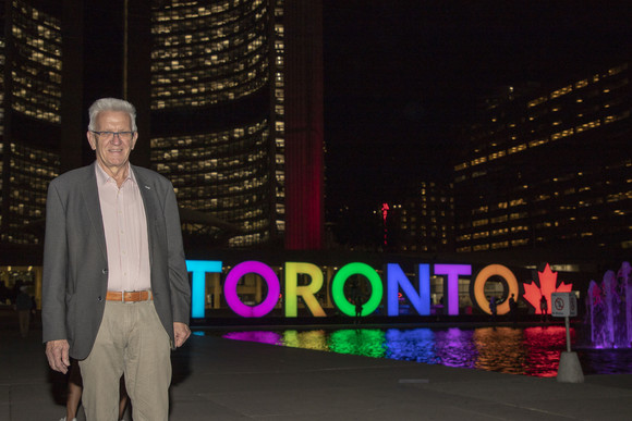 Delegationreise Kretschmann reist nach Kalifornien und Ontario Ministerpräsident Winfried Kretschmann in Toronto vor einem Schriftzug „Toronto“ in Leuchtbuchstaben (Bild: Staatsministerium Baden-Württemberg)