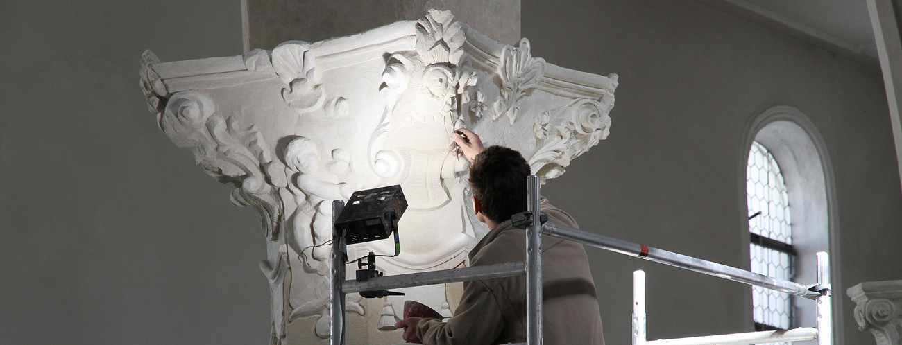 Restauration mit Spachteltechnik an einer Kirchensäule