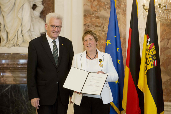Auszeichnung Verdienstorden des Landes an 22 verdiente Persönlichkeiten Ministerpräsident Winfried Kretschmann (l.) und Dorothea Moritz (r.)