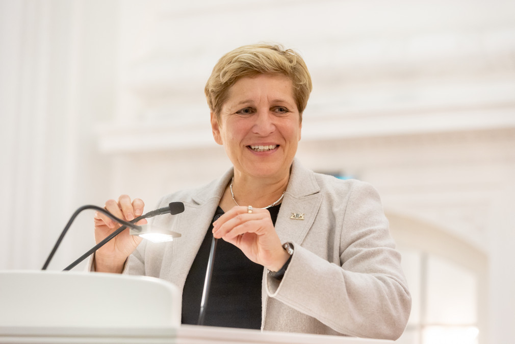 Ministerin Nicole Razavi MdL hält die Laudatio zum Archäologie-Preis Baden-Württemberg 2022