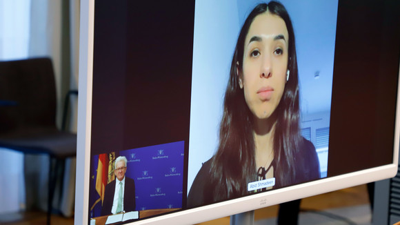 Gespräch Kretschmann tauscht sich mit Nadia Murad aus Monitor bei einer Videoschaltkonferenz von Ministerpräsident Winfried Kretschmann mit Friedensnobelpreisträgerin Nadia Murad
