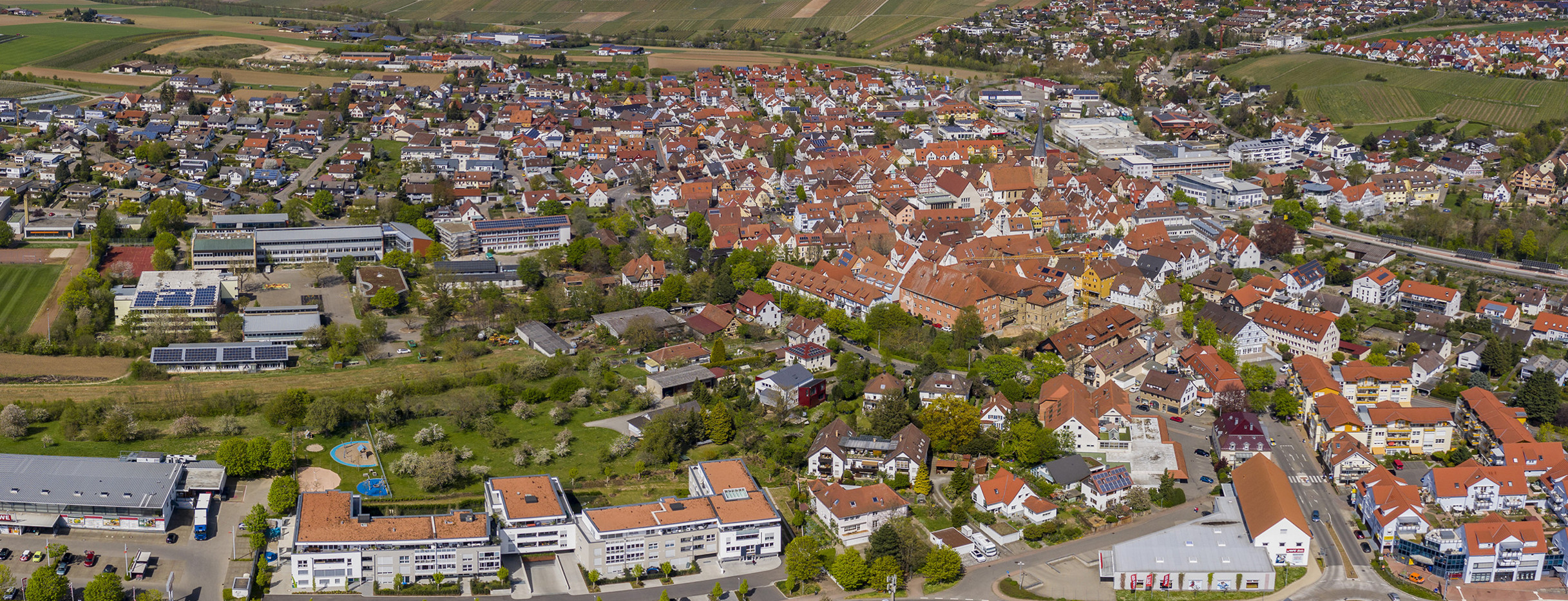 Lufbildaufnahme der Stadt Brackenheim im Frühjahr