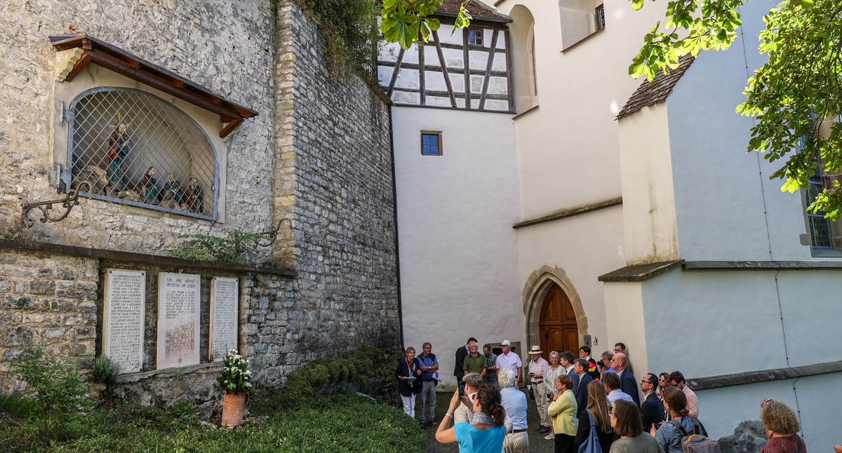 Ministerin Nicole Razavi besichtigt Kleindenkmalprojekt am Schloss Haigerloch