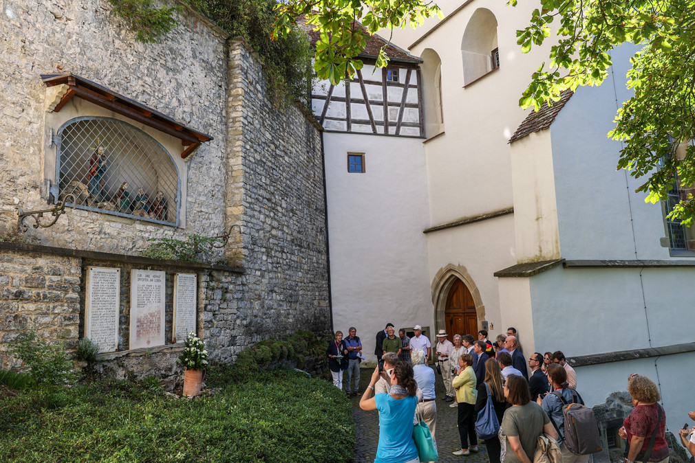 Ministerin Nicole Razavi besichtigt Kleindenkmalprojekt am Schloss Haigerloch