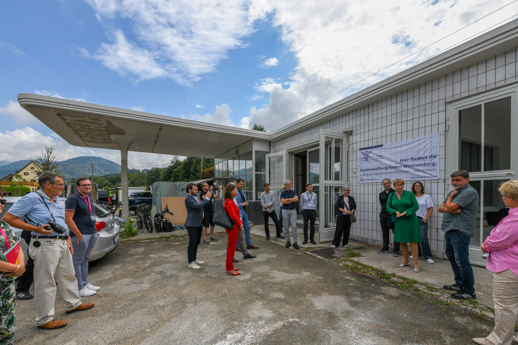 Staatssekretärin Andrea Lindlohr MdL besucht die zum Wohnhaus umgenutzte Tankstelle in Kirchzarten