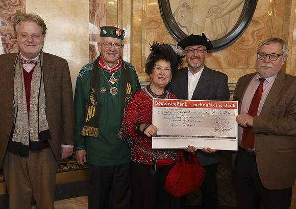Fastnacht Närrischer Staatsempfang der Landesregierung Gerlinde Kretschmann (M.) überreicht eine Spende der Narren in Höhe von 2.222 Euro an die Stiftung "Singen mit Kindern".