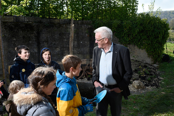 Artenschutz „Europa Minigärtner“ im Garten des Clay-Hauses Ministerpräsident Winfried Kretschmann (r.) mit „Europa Minigärtnern“ im Garten des Clay-Hauses