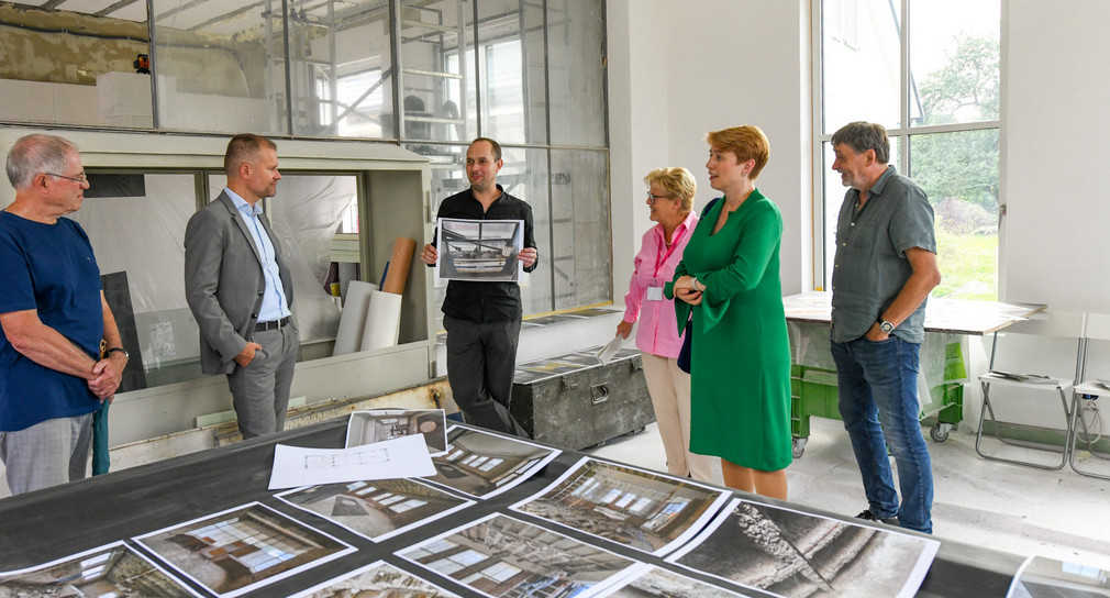 Staatssekretärin Andrea Lindlohr MdL besucht die zum Wohnhaus umgenutzte Tankstelle in Kirchzarten