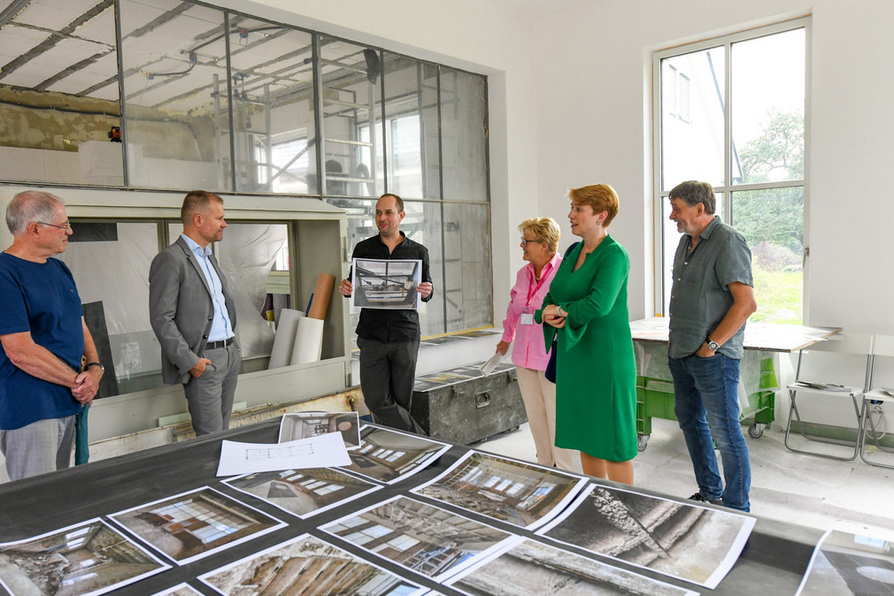 Staatssekretärin Andrea Lindlohr MdL besucht die zum Wohnhaus umgenutzte Tankstelle in Kirchzarten