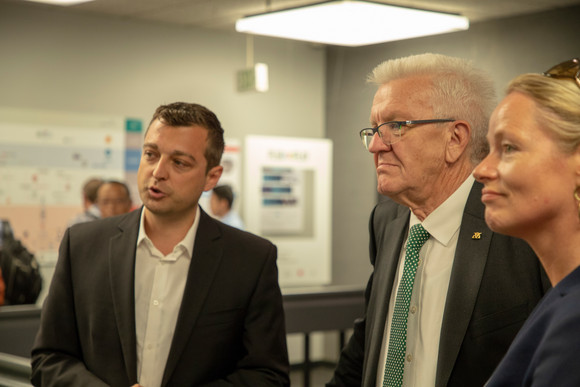 Delegationreise Kretschmann reist nach Kalifornien und Ontario Ministerpräsident Winfried Kretschmann (M.) zu Besuch beim Startup-Accelerator Plug and Play im Silicon Valley (Foto: Staatsministeium Baden-Württemberg)