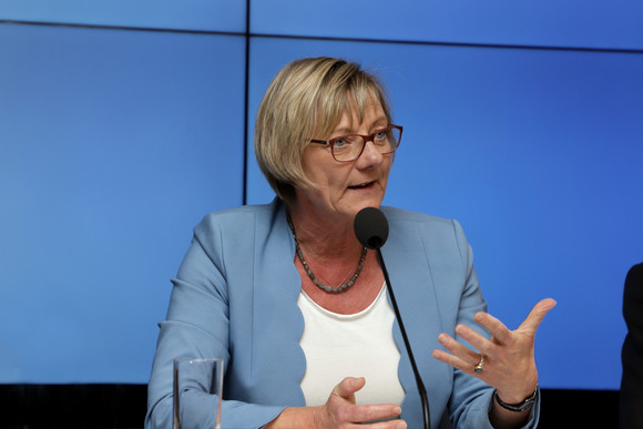 Pressekonferenz Entwurf des Doppelhaushaltes für 2020 und 2021 beschlossen Finanzministerin Edith Sitzmann bei der Regierungspressekonferenz (Bild: Staatsministerium Baden-Württemberg)