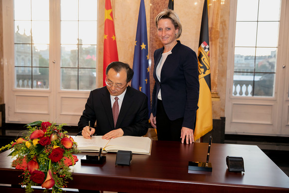 Partnerschaft Land stärkt Zusammenarbeit mit chinesischer Provinz Jiangsu Der Gouverneur der Provinz Jiangsu, Wu Zhenglong (l.), und Wirtschaftsministerin Nicole Hoffmeister-Kraut (r.) (Foto: Staatsministerium Baden-Württemberg)