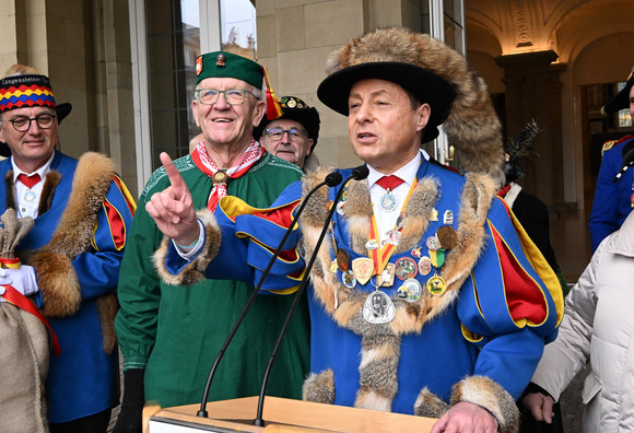 Fastnacht Närrischer Staatsempfang der Landesregierung Ministerpräsident Winfried Kretschmann (zweiter von links) und Rainer Hespeler (rechts), Präsident der Narrenvereinigung Bodensee-Hegau