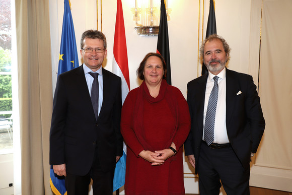 Antrittsbesuch Schopper empfängt luxemburgischen Botschafter v.l.n.r.: Jean Graff, Botschafter des Großherzogtums Luxemburg, Staatsministerin Theresa Schopper und Honorarkonsul Dr. Wolfgang Kuhn (Bild: Staatsministerium Baden-Württemberg)