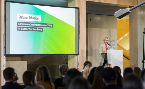 Gesellschaftliches Miteinander Start der Kampagne #RespektBW Landessendedirektorin Stefanie Schneider bei der Auftaktveranstaltung zur Kampagne #RespektBW. (Bild: Landesmedienzentrum Baden-Württemberg)