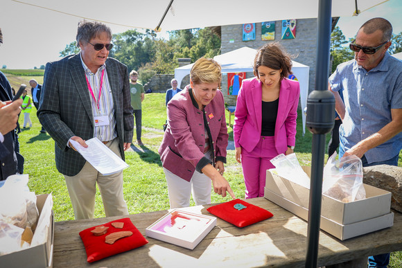 V.l.: Dr. Klaus Kortüm (Landesamt für Denkmalpflege im Regierungspräsidium Stuttgart), Ministerin Nicole Razavi MdL und Dorothee Eisenlohr, Oberbürgermeisterin der Stadt Schramberg