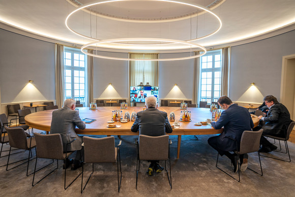 Kabinett Kabinettssitzung mit Bundesgesundheitsminister Jens Spahn v.r.n.l.: Sozialminister Manne Lucha, Bundesgesundheitsminister Jens Spahn, Ministerpräsident Winfried Kretschmann und Innenminister Thomas Strobl in einer virtuellen Kabinettssitzung (Bild: Staatsministerium Baden-Württemberg)
